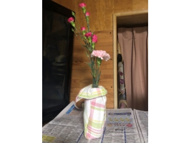 レンジャー
母の日のプレゼントお花を飾る花瓶をペットボトルからアレンジして作りお母様にプレゼント（8分音符）素敵ですね！