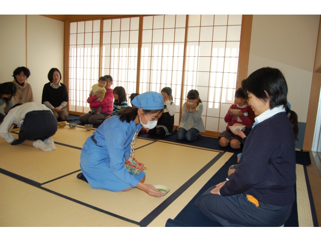 緊張した様子で御手前を頂きます