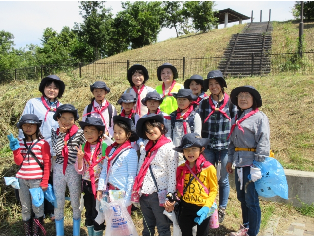 草の山をバックに全員で記念撮影