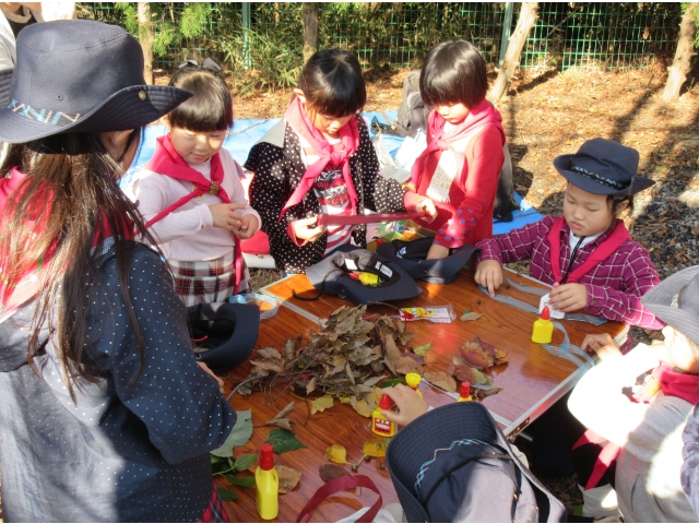 公園で見つけた秋で「レイ」を作成