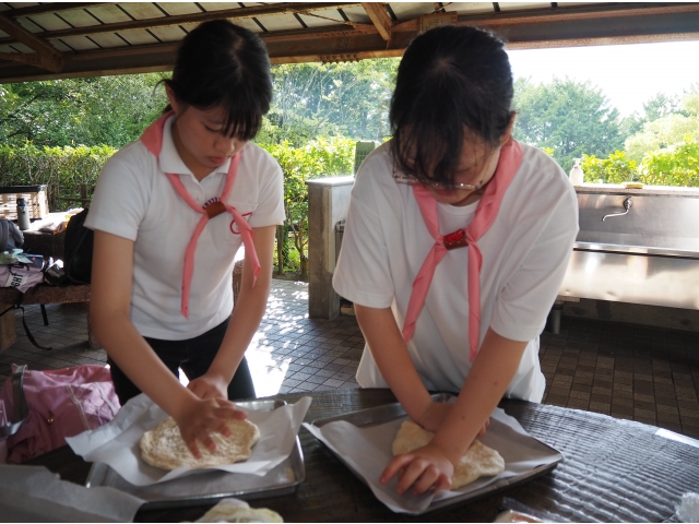 野外炊飯　ピザ作り生地を捏ねて伸ばします