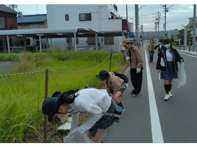 早朝清掃奉仕保護者も一緒に行いました