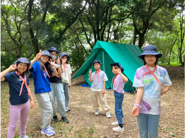 ｼﾞｭﾆｱとｼﾆｱで協力してテントをたてました