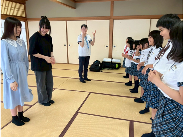 ｷｬﾝﾌﾟの準備で来ていたレンジャーも一緒に披露する歌の練習です