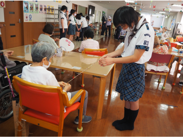 ミサンガ作り二人一組で作ります