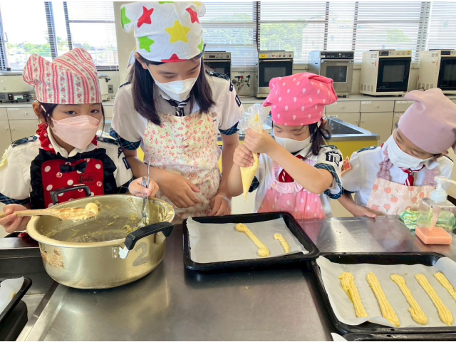 チュロスをみんなで作りました