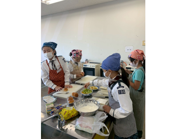 デザート作りフルーツサンドとマリトッツォ