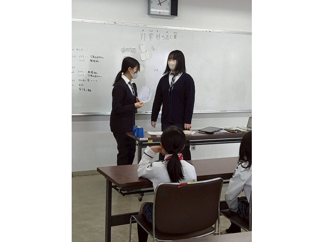 緊急持ち出し袋に何を入れたらいいかみんなに聞きながら確認していきました