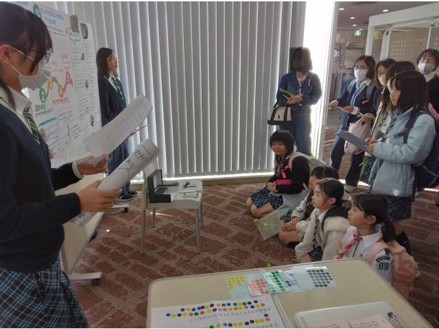 みんな真剣に発表を聞いています