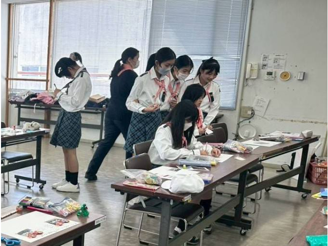 友達のｶﾞｰﾙｽｶｳﾄ展を見て回ります