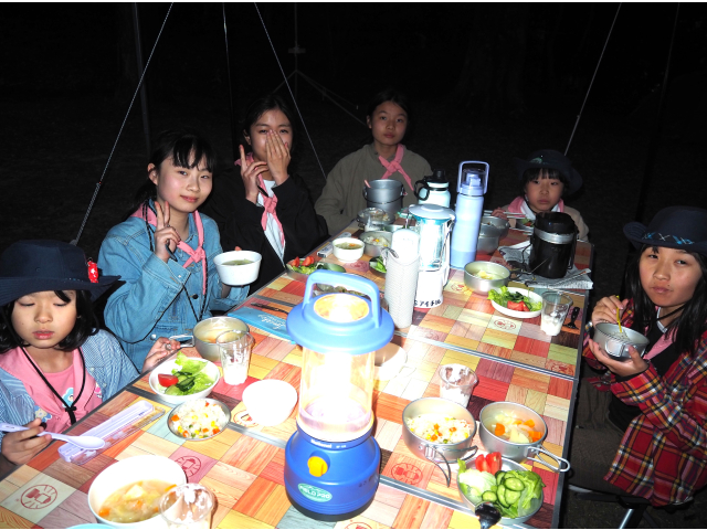 やっと夕食の時間真っ暗に