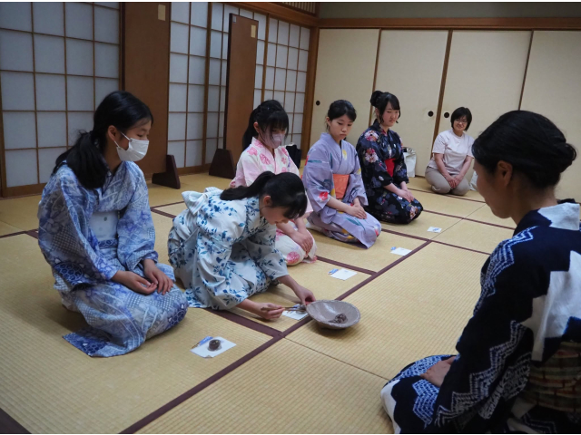 茶道体験まずお菓子をいただきます