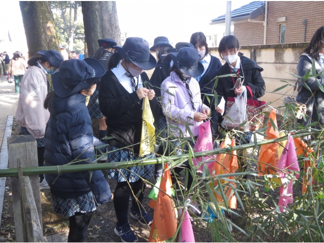 願い事をなおい笹に結びつけます。