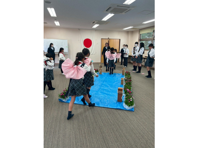 ジュニアになるスカウトの背中には羽が…。