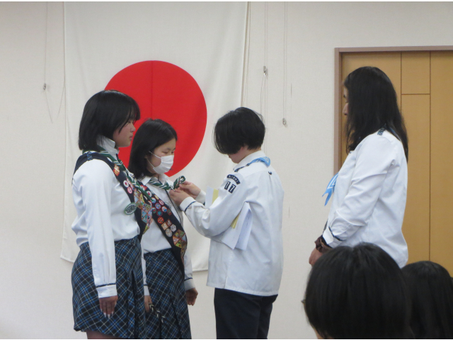 新部門リーダーに新しいチーフへと付け替えてもらいます。チーフの色が変わるだけで、見違えますね！