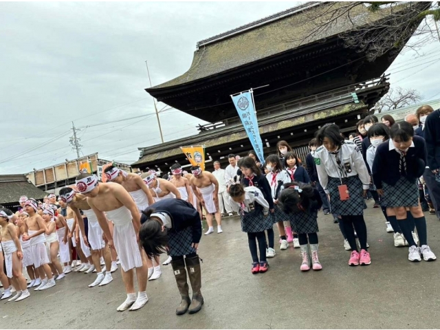 はだか祭笹奉納
