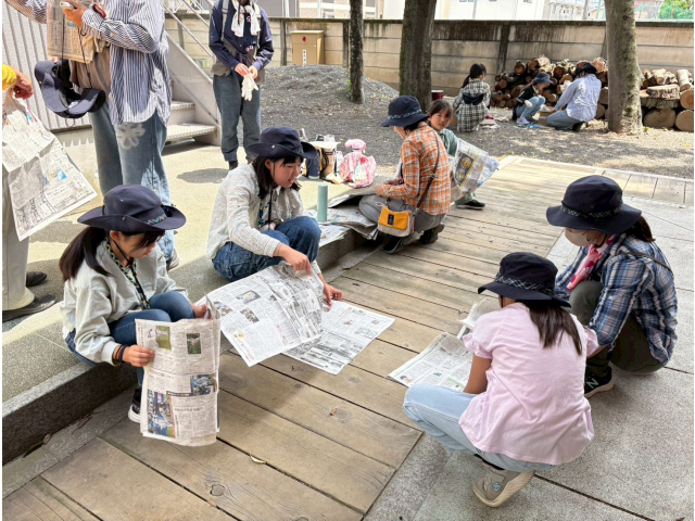 新聞紙をすぐにかまどにくべられるサイズに丸めます