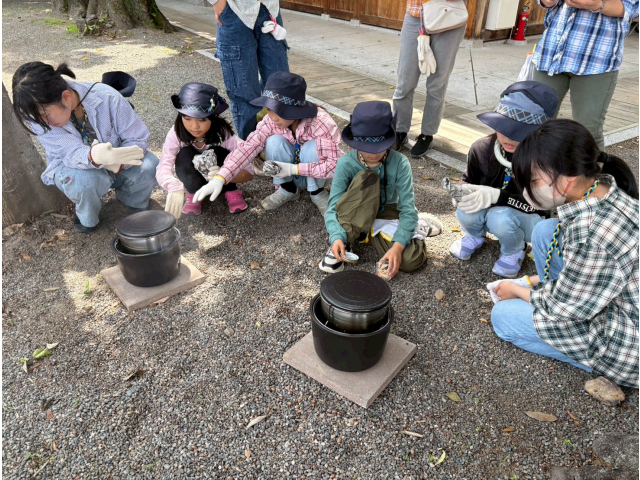 かまどにつきっきりで燃料をくべます