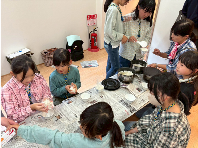 協力してたくさんのおにぎりを作ります