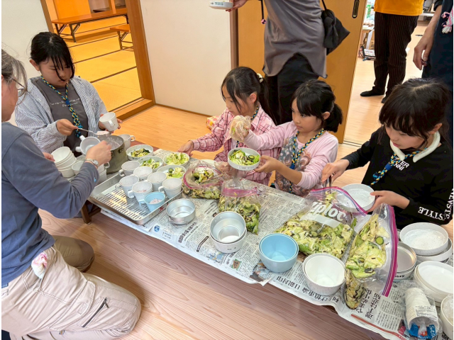 手分けして配給します
