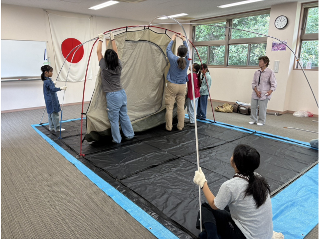 大きなテントの設営では、背の高いスカウトが活躍
