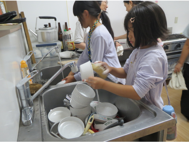 食器は協力して手早く洗います