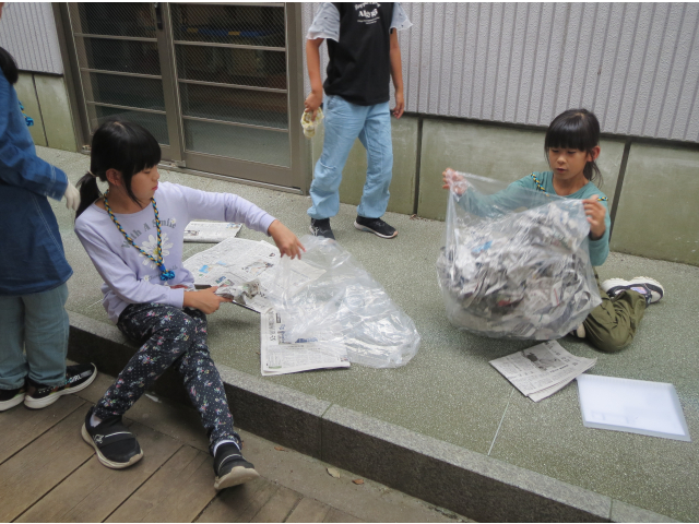 新聞紙をすぐにかまどにくべられるサイズに丸めます