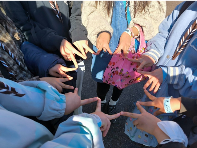 みんな一緒「V」でつながろう！！