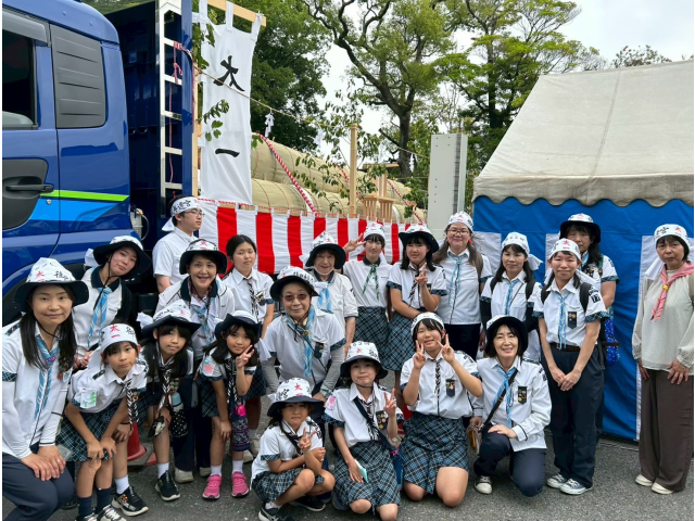 樹齢３００年以上の御神木と記念撮影