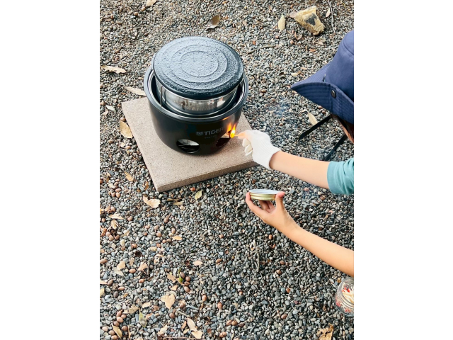 ２つの穴に交互に新聞紙を入れて燃やします軍手は必須！