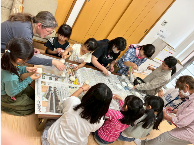 体験に来てくれた子と一緒におにぎり作り♪