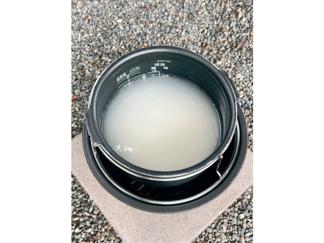 お米を洗ってかまどにセット