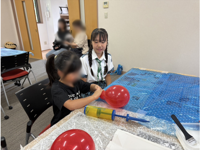 風船を自分で膨らませるところからスタート！