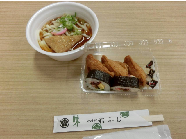 昼食の「なおいうどん」と助六弁当