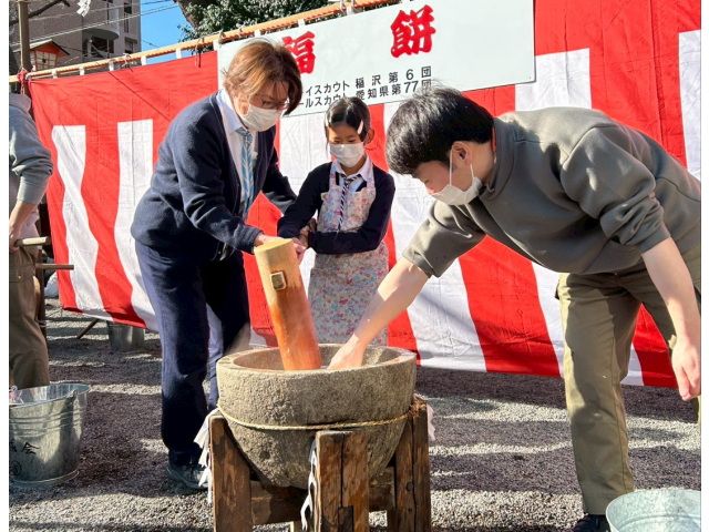 みんなで順番に餅つき。ぺったんこ♪ぺったんこ♪