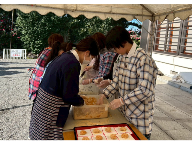 お餅を一口大に分け、きなこをまぶします。