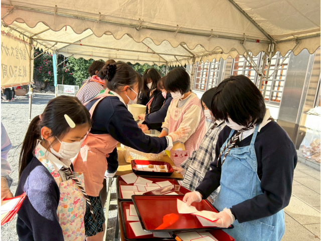 福餅づくりの様子。お盆を拭き、敷紙を用意します。