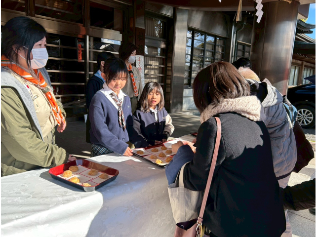 参拝をした方々にお餅を渡す接客もスカウトがします。