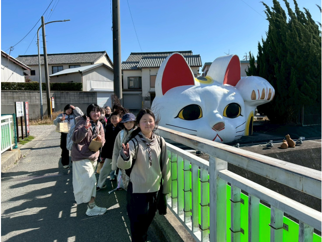 常滑市は招き猫生産量日本一巨大招き猫「とこにゃん」と記念撮影