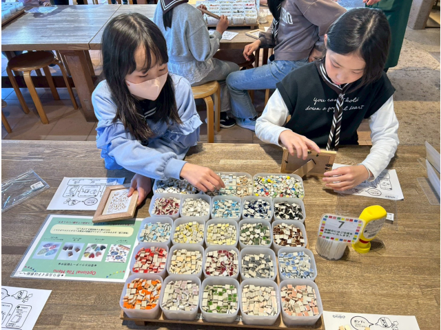 タイルの組み合わせを考えるのが楽しいフォトフレーム作り