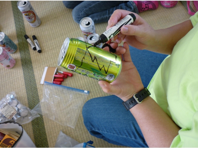 ブラウニーは、空き缶に絵を描き、穴をあけて、ファイヤーの準備です。