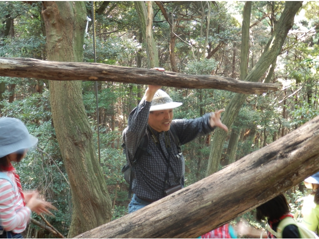 案内人の方に山の説明を受けています。