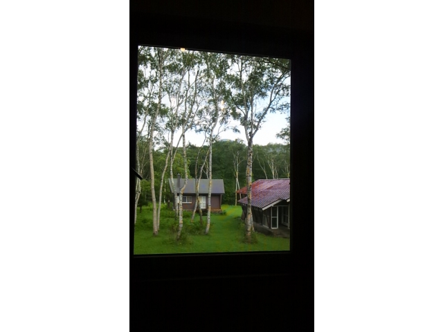 キャンプ場のセンターから見たキャンプ場、みんな同じ窓から外を見ても感じたことは違います。