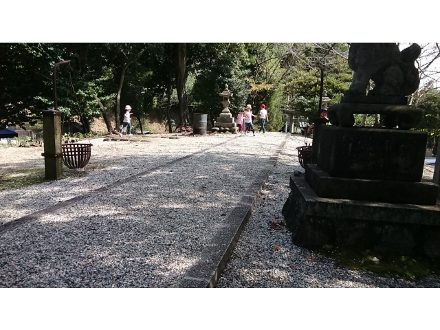 神社の境内でみんなで遊びました。