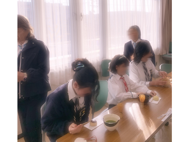 和菓子を食べ抹茶を味わいました。