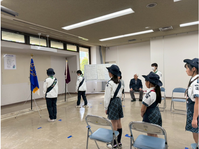 ガールスカウトの旗に礼をして進級式を始めます