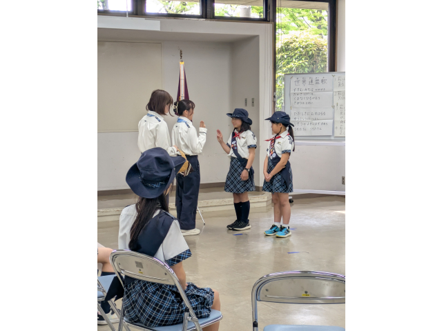 リーダーから新しいスカーフをつけてもらったら進級です！