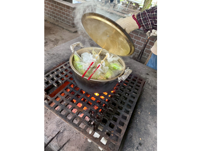 お湯を沸かしポリ袋調理をします