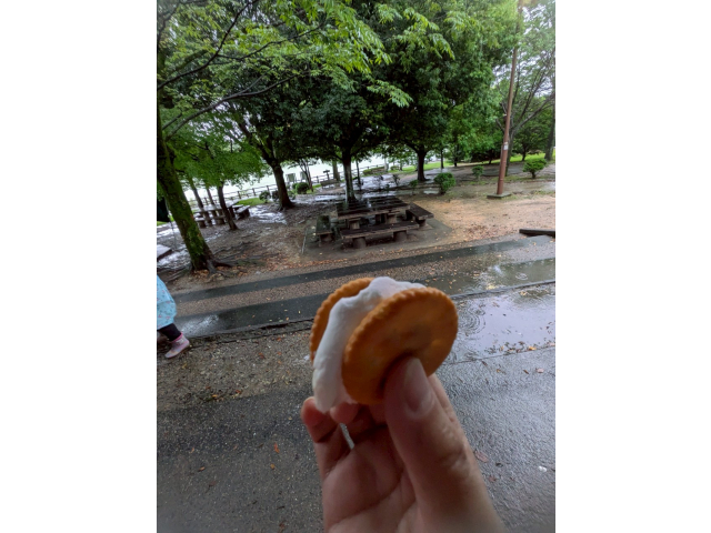 チョコと一緒にビスケットにはさみスモアを作りました♪