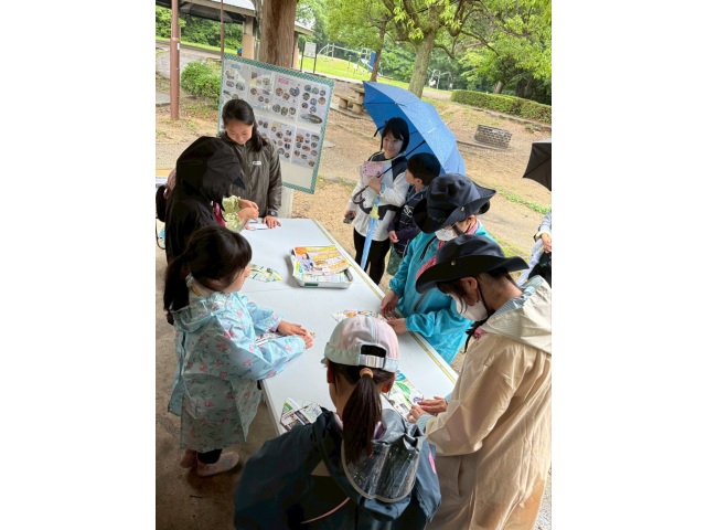 調理の合間は広告で紙のお皿を手作り